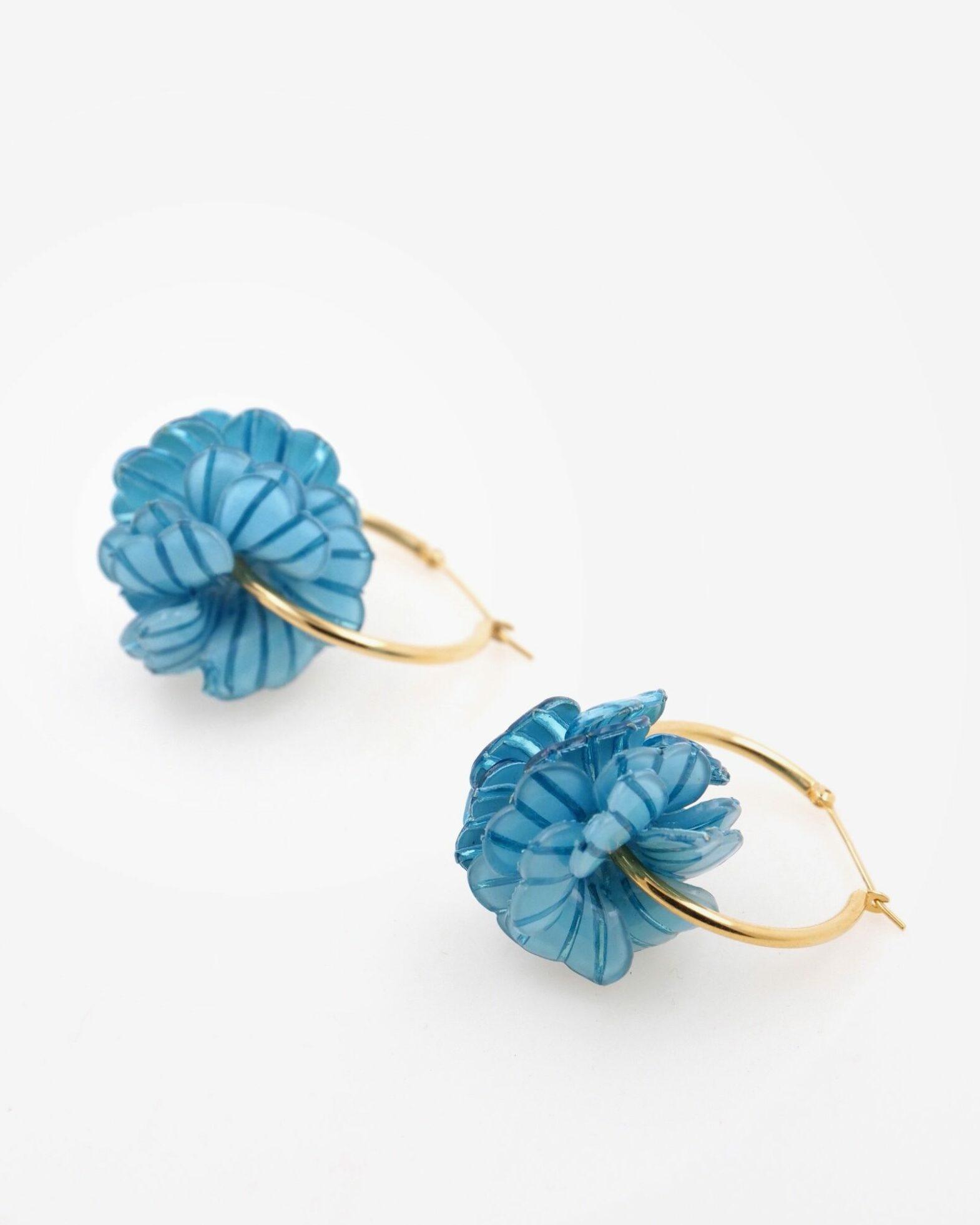 Créoles plaqué or avec fleurs bleues