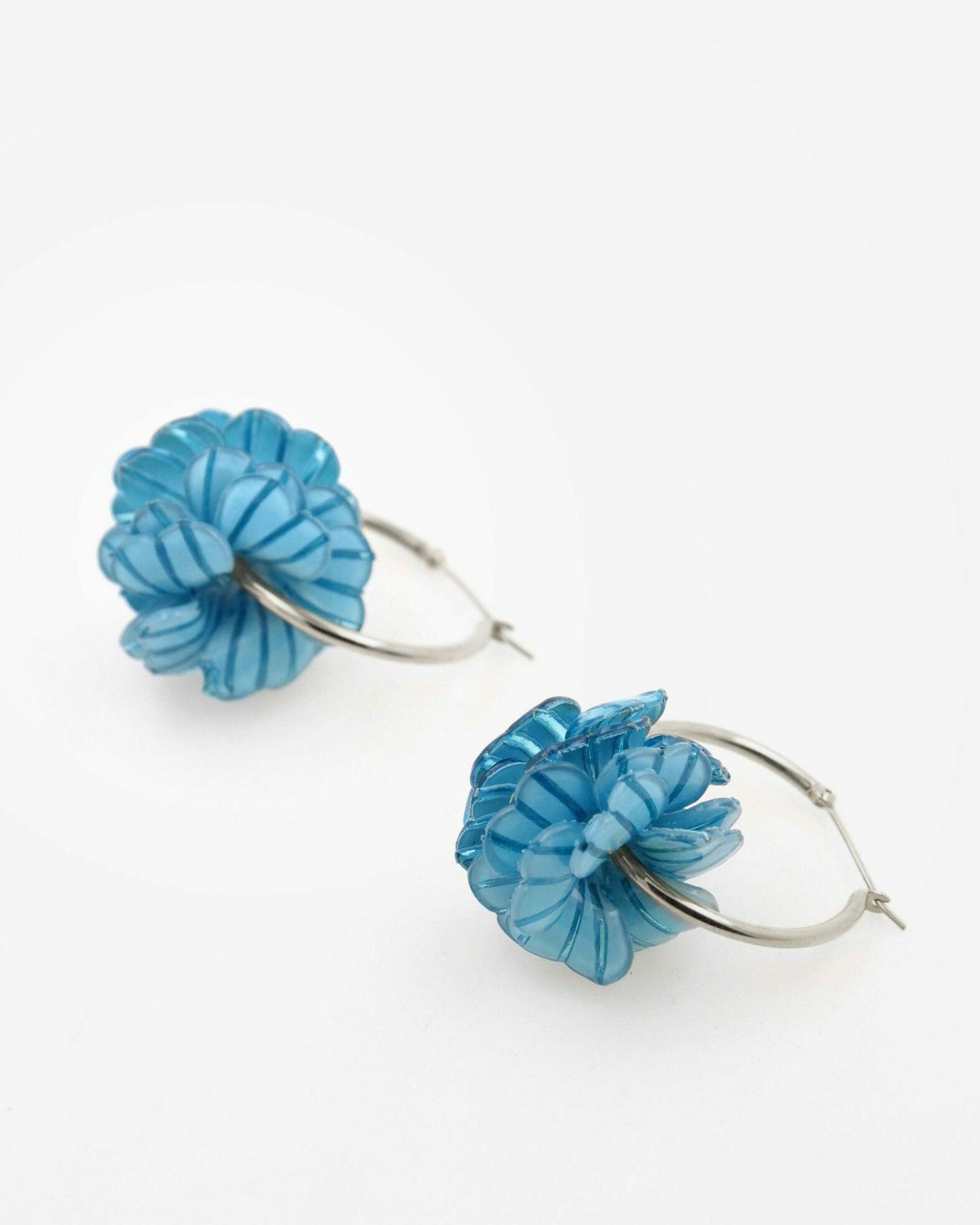Creoles argent avec fleur bleue