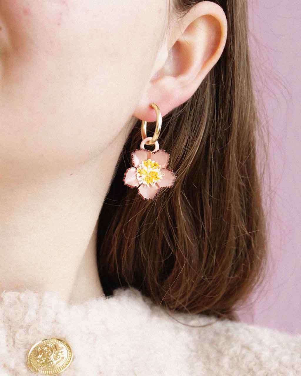 creoles fleuries roses portées sur une femme