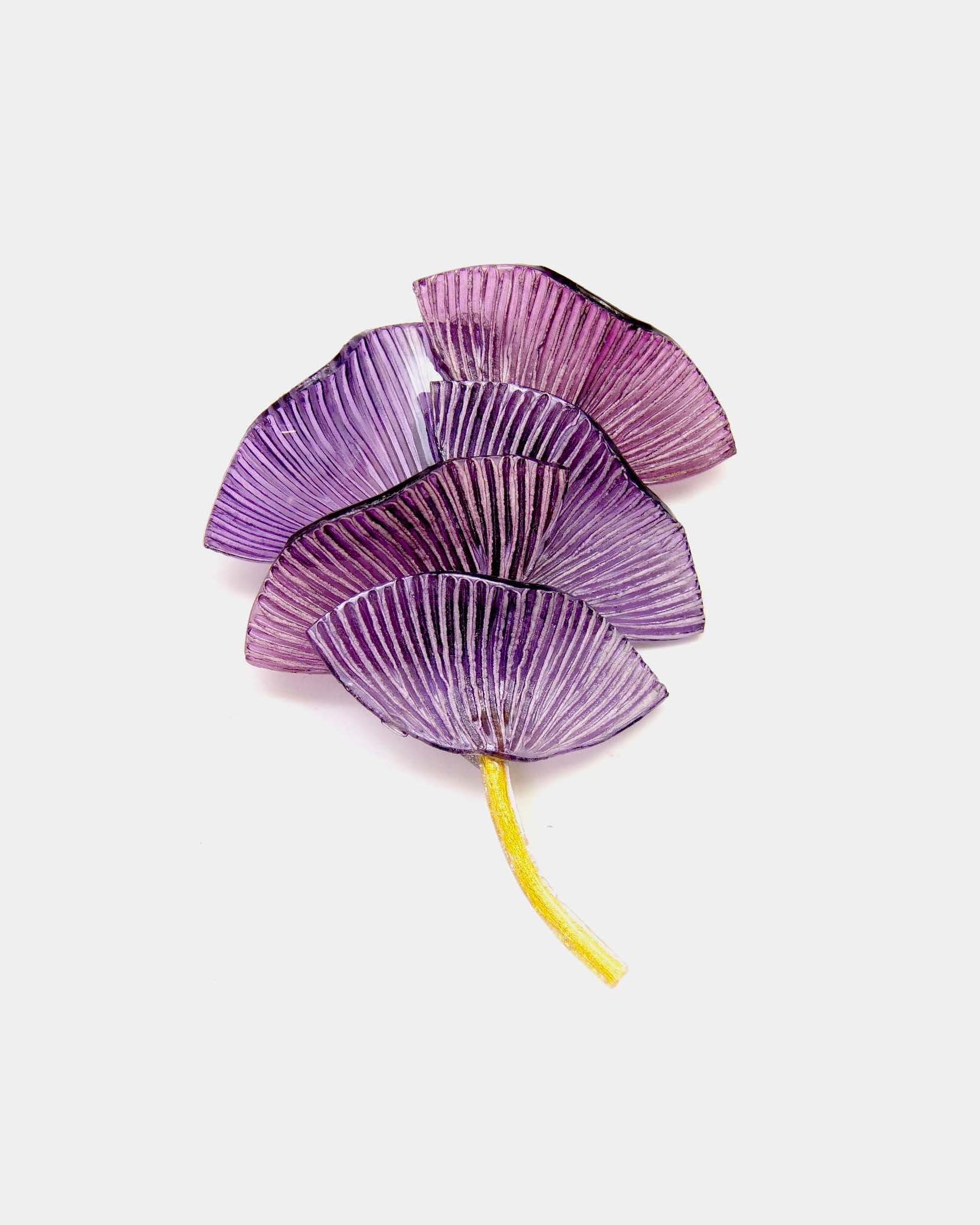 broche violette avec plusieurs feuilles et une tige d'or