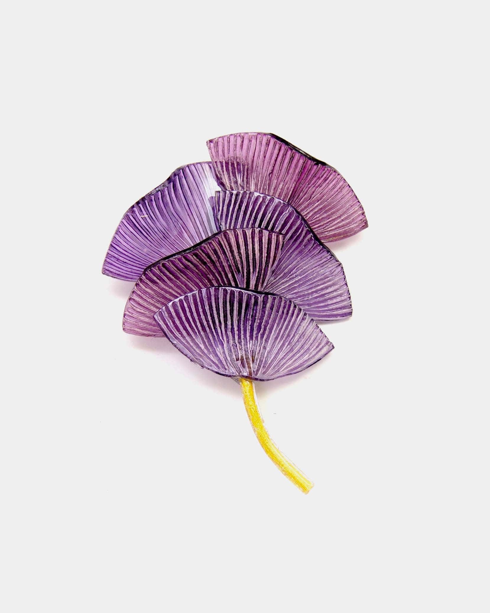 Broche originale au design graphique de couleur violette