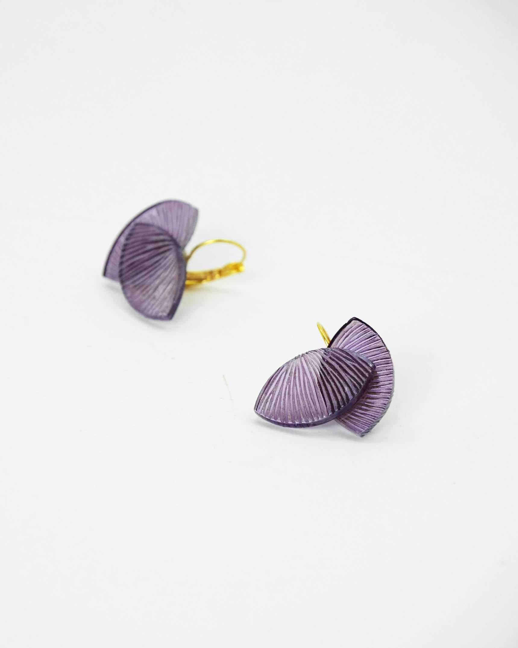 Les boucles d'oreilles Ebisu violettes comportent des détails précis réalisés par nos artisans Ciléa Paris.
