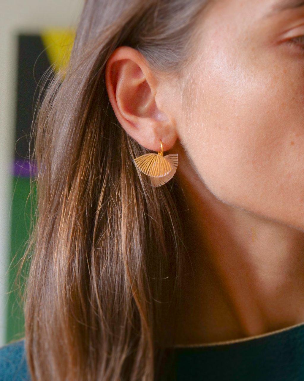 all-groups Femme portant des minis boucles d'oreilles fantaisie colorées