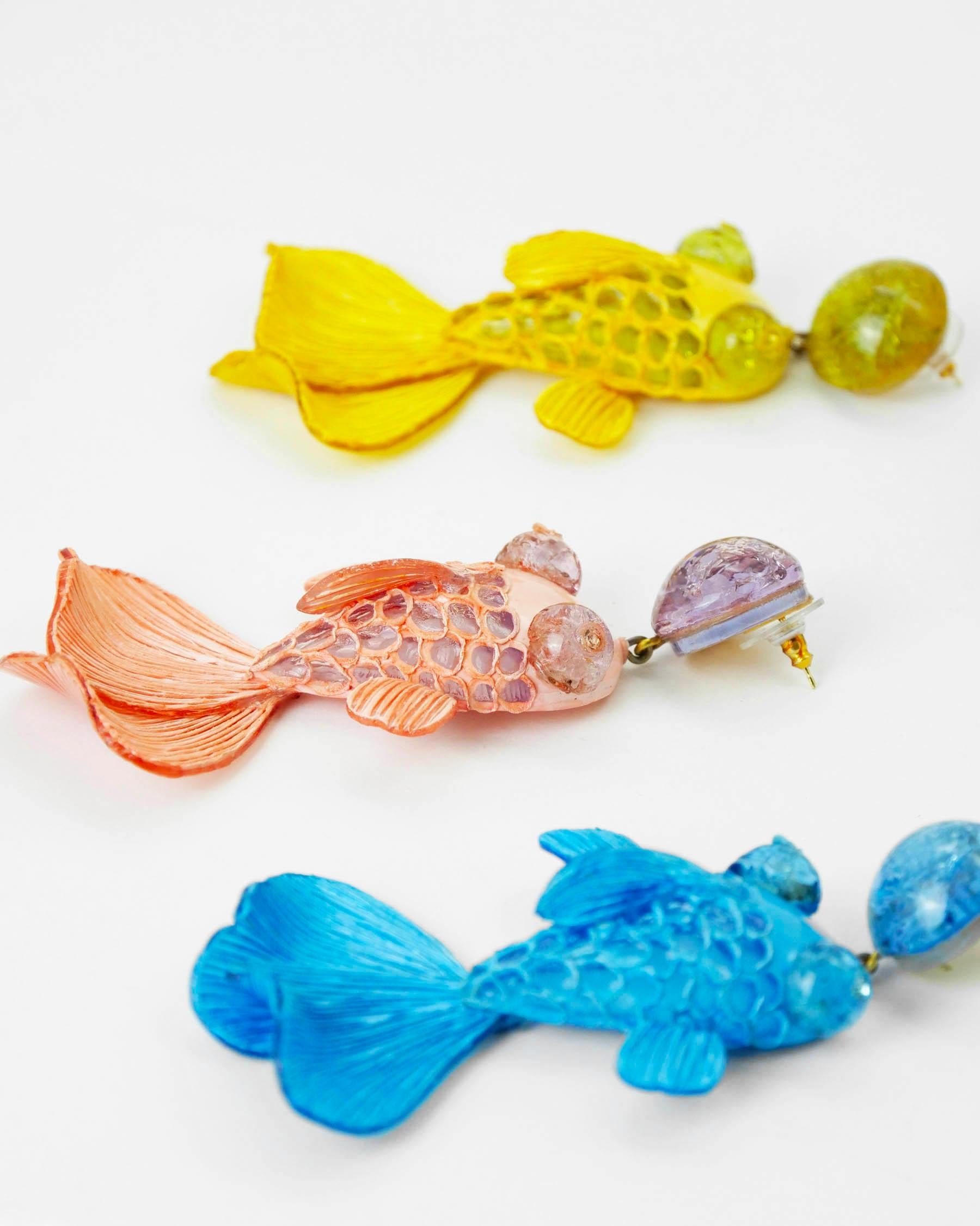 Boucles d'oreilles poissons multicolores dans notre bijouterie en ligne all-groups
