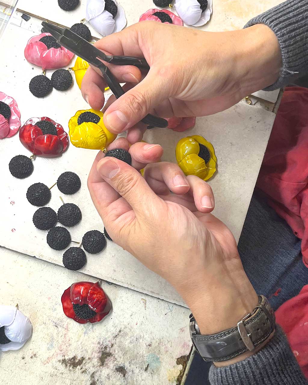 Fabrication de boucles d'oreilles fleuries colorées all-groups