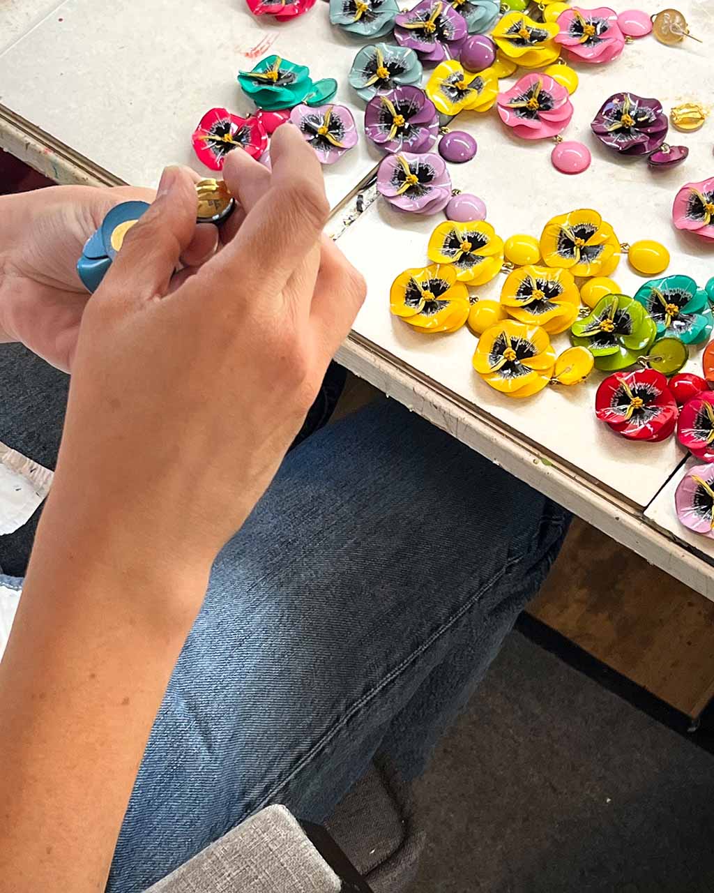 Fabrication de boucles d'oreilles fleuries multicolores all-groups