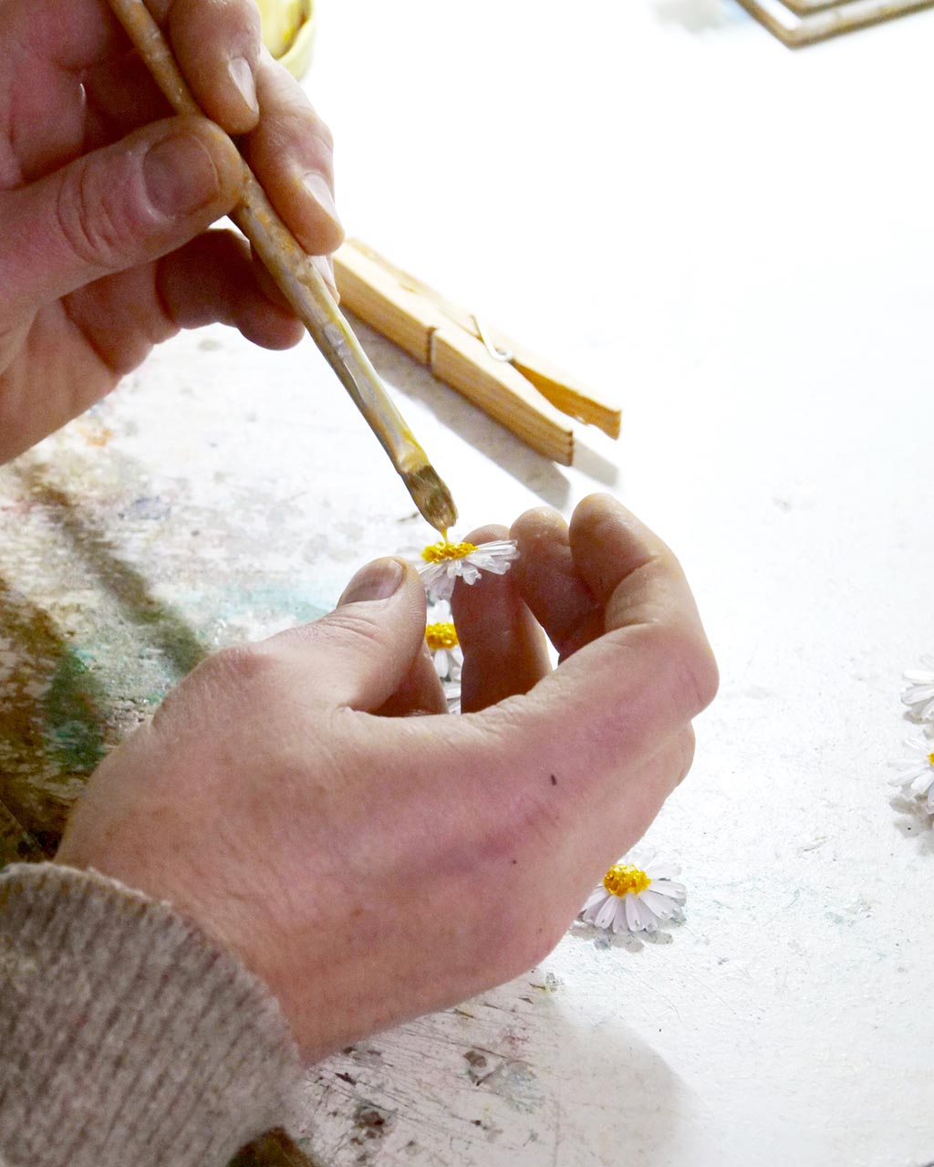 Fabrication et peinture de marguerite blanche et jaune all-groups