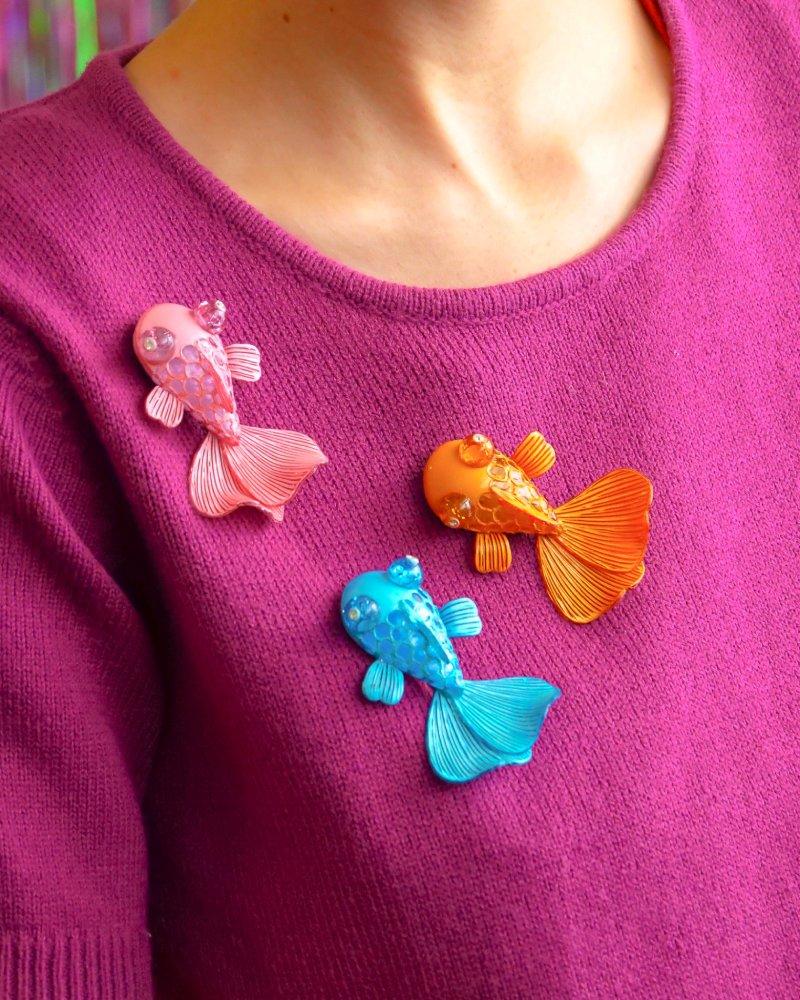 all-groups Broches bijoux fantaisie en forme de poisson sur un pull