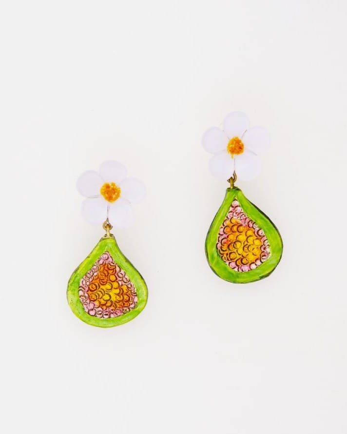 Ces bijoux femme original sont de délicates boucles d'oreilles représentant des figues vertes avec leur cœur colorées, signé Ciléa Paris.
