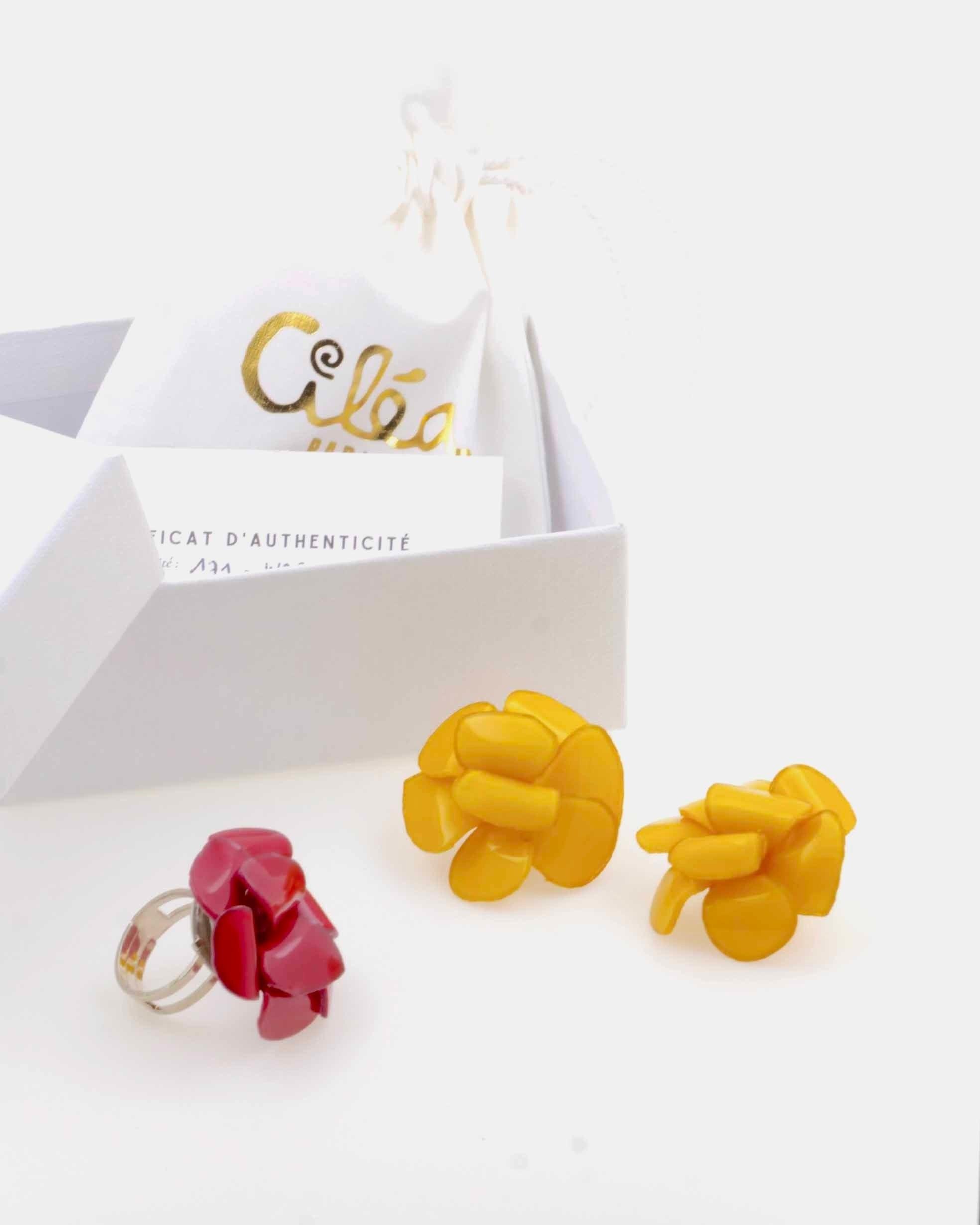 Cadeau personnalisé avec boucles d'oreilles et bague fleuries