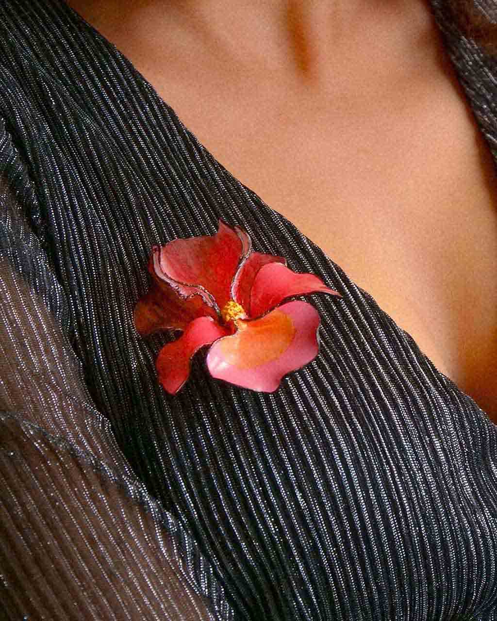 all-groups Fleurs broche couleur corail portée