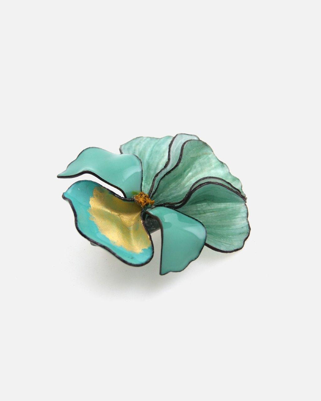 fleurs broche bleue canard avec pétales courbés et détail doré