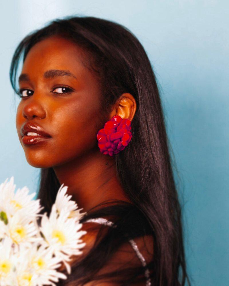 all-groups Maxi boucles d'oreilles originales fleuries rouges portées