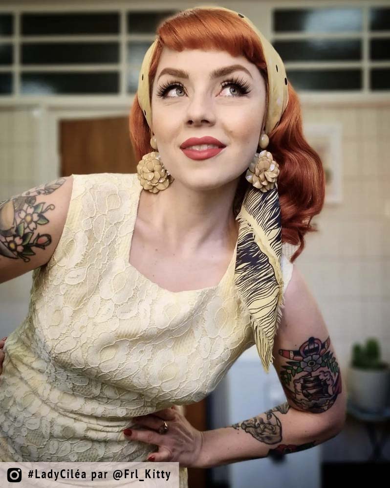 femme avec des boucles d'oreilles fleurs