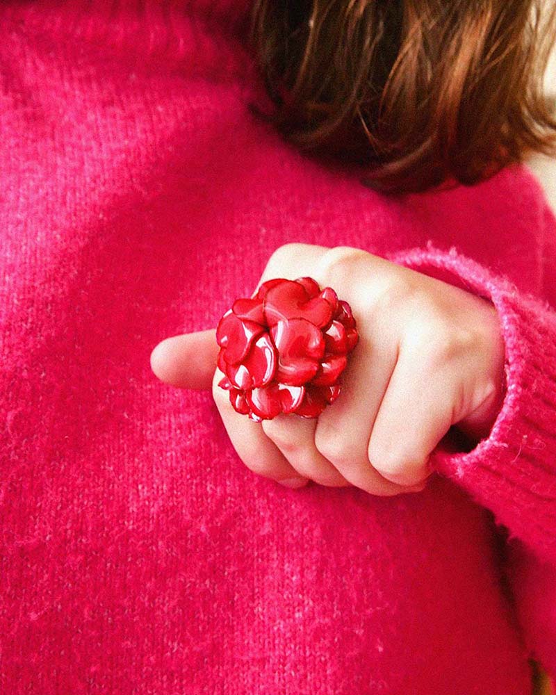 Grande bague fleur rouge portée