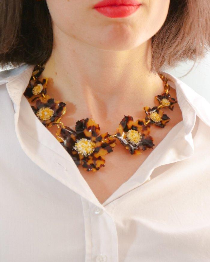 Femme portant un grand collier fantaisie femme fleuri motif léopard all-groups