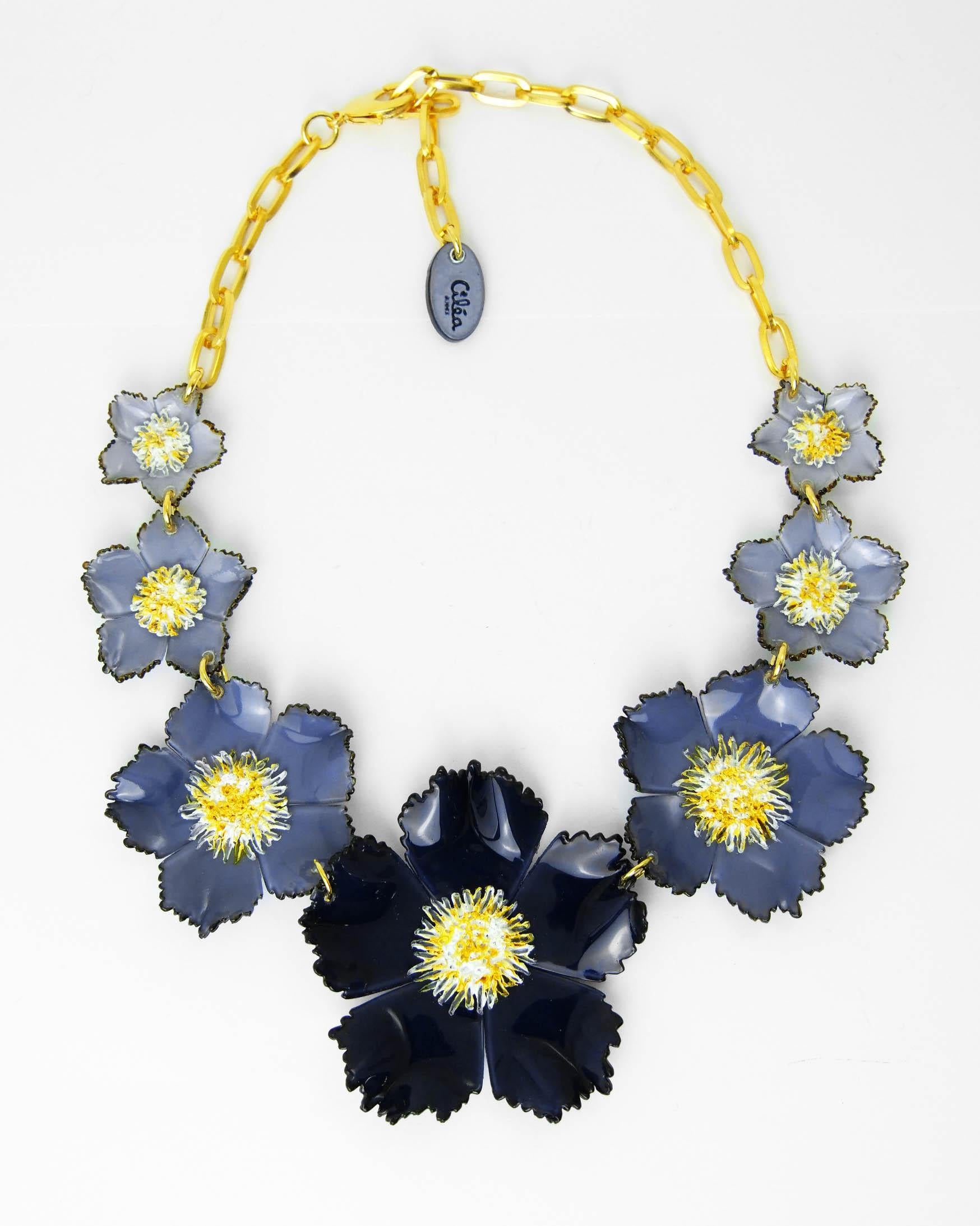 Grand collier fantaisie femme fleuri aux teintes de bleu
