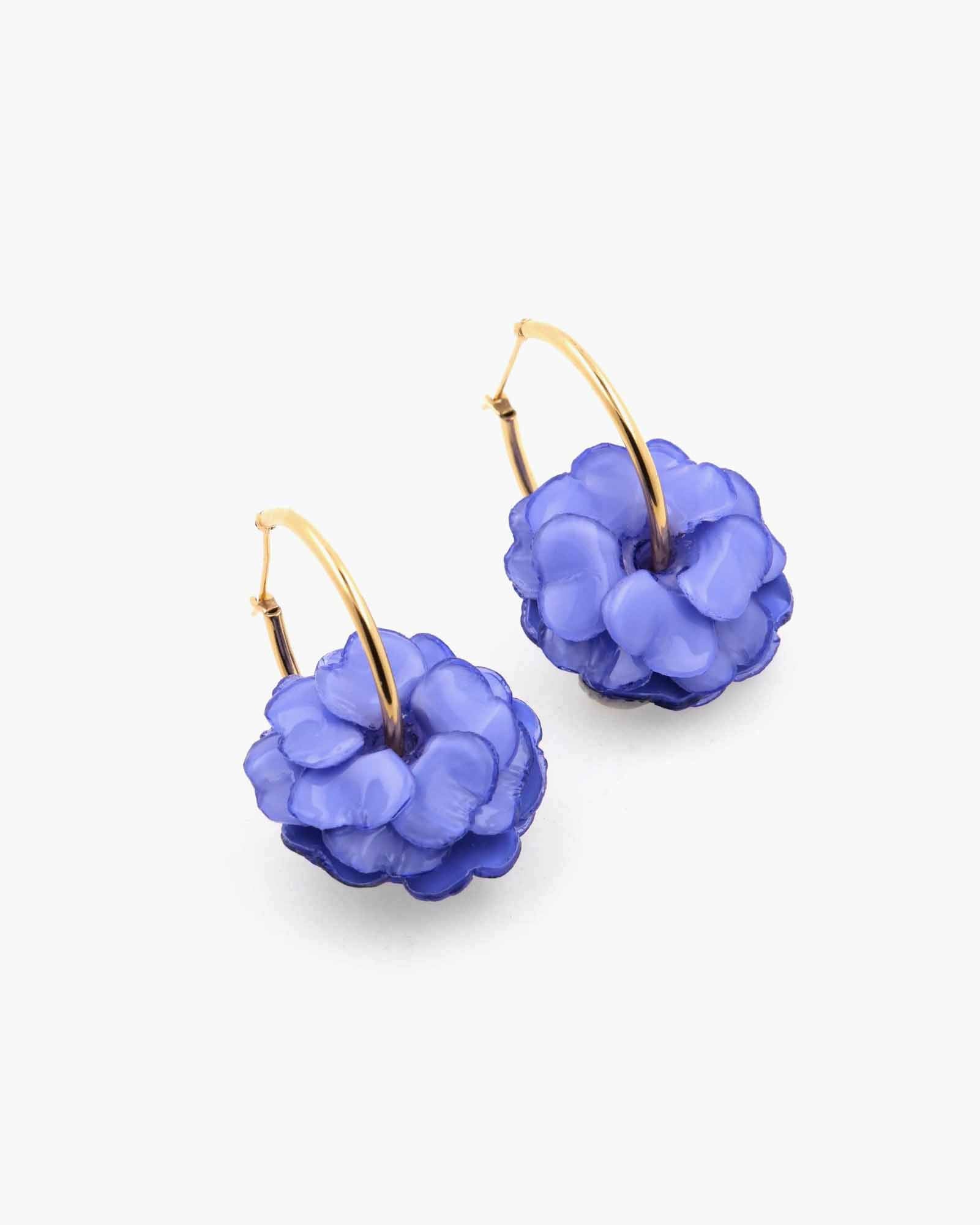 Grandes créoles originales fleuries bleuet