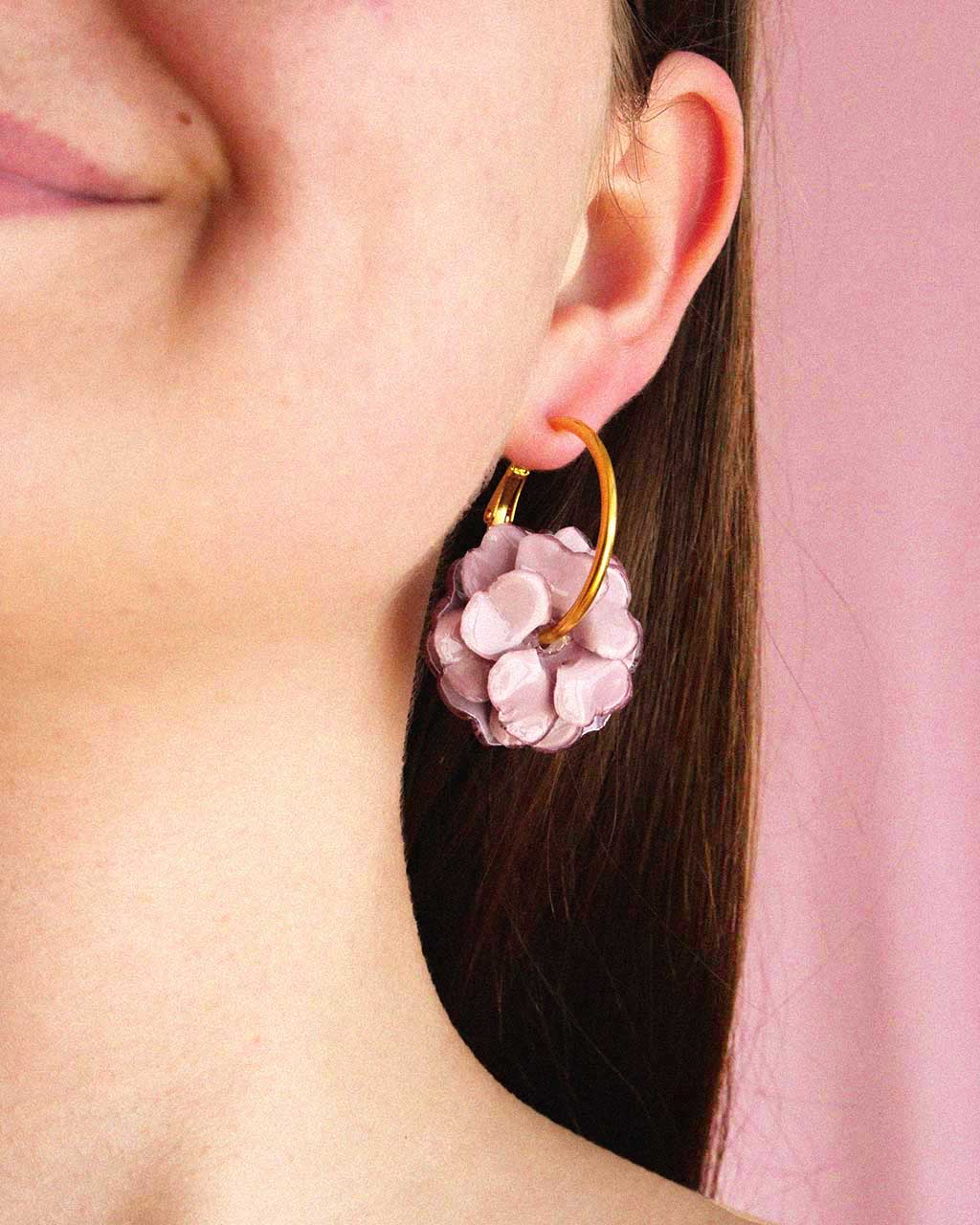 All-groups Femme portant une grande créole originale fleur violette