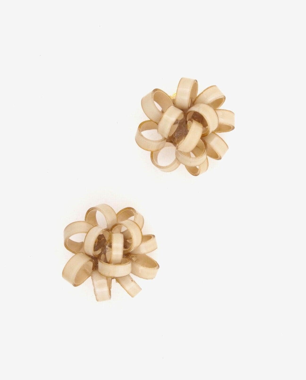boucles d'oreilles couleur ivoire modèle court