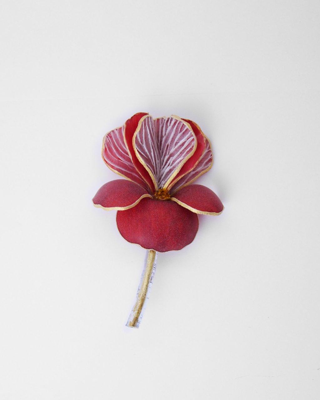 bijou broche iris rouge effet velours tige en or