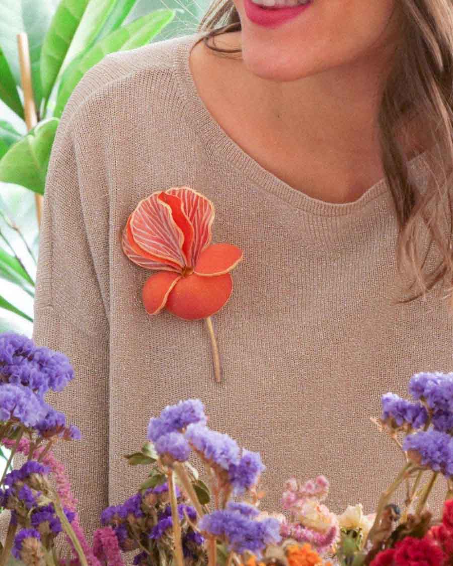 all-groups Bijou broche fantaisie orange sur un pull doré pailleté
