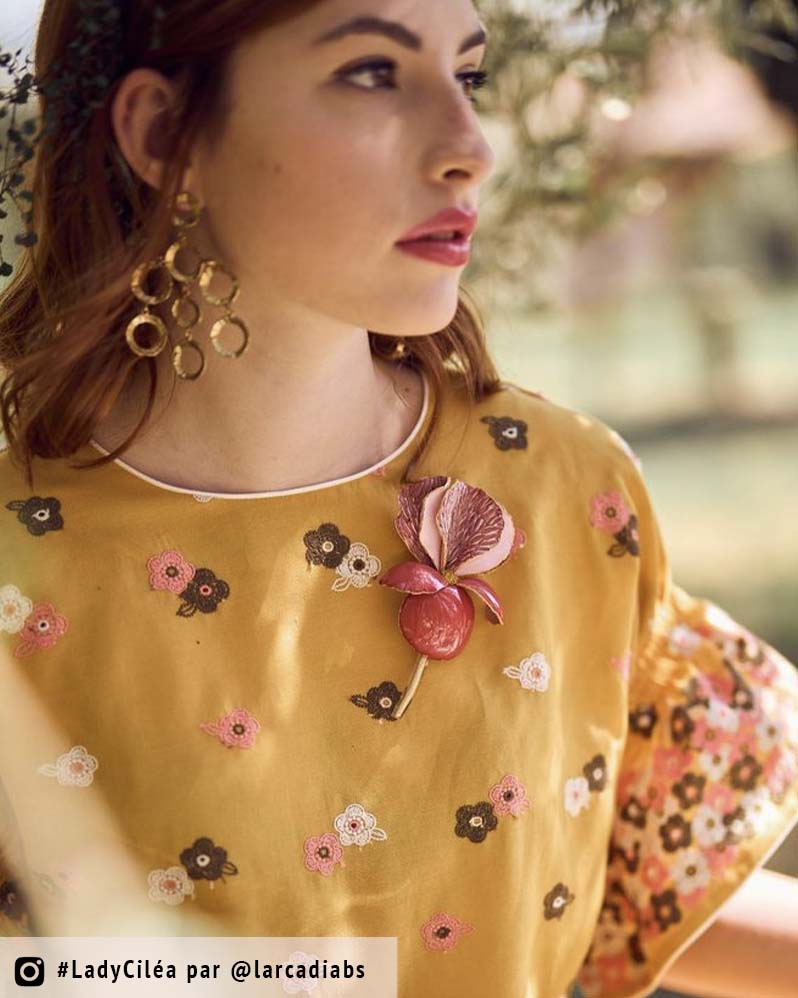 femme avec broche fleur