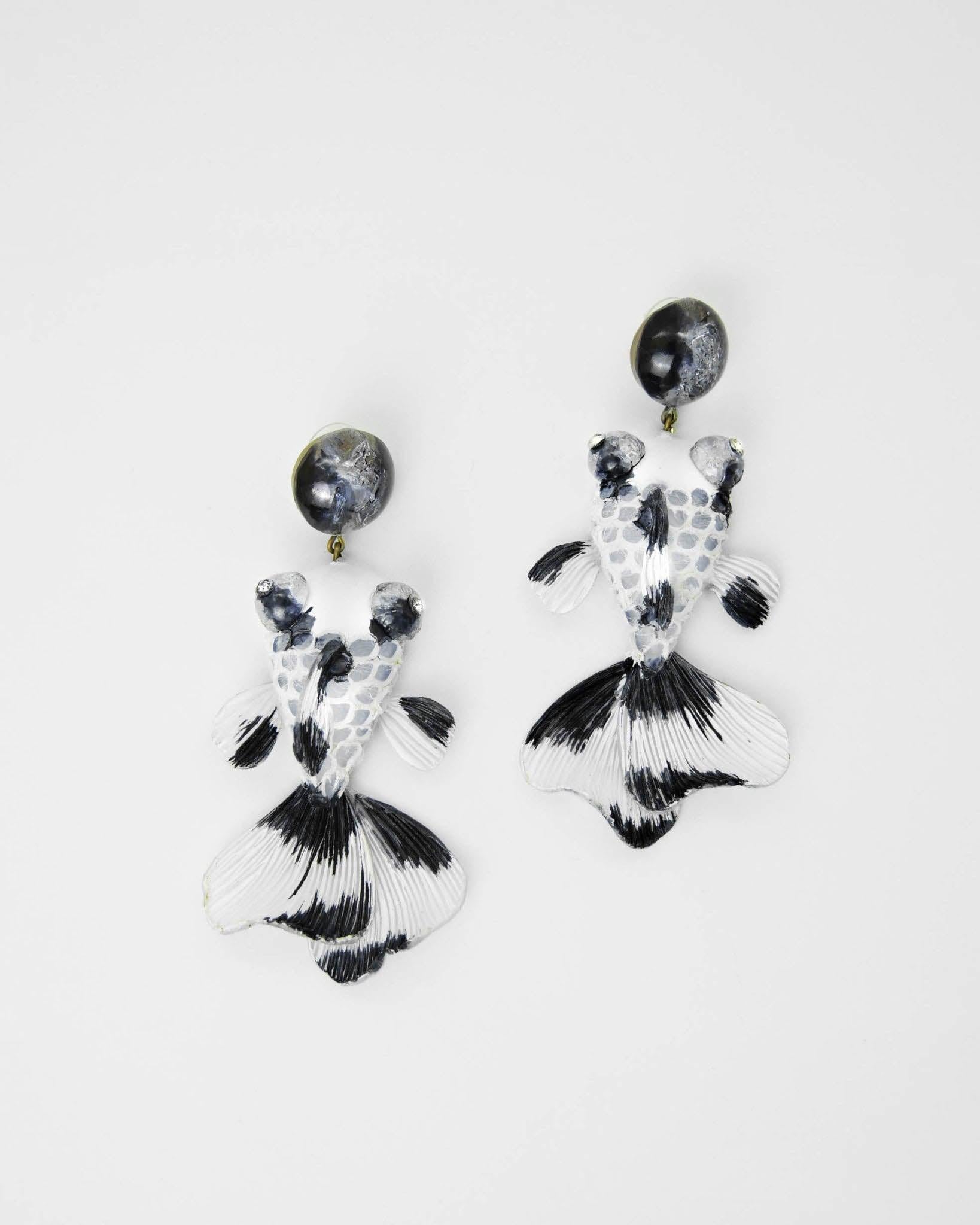 Boucles d'oreilles poissons noirs et blancs dans notre bijouterie en ligne