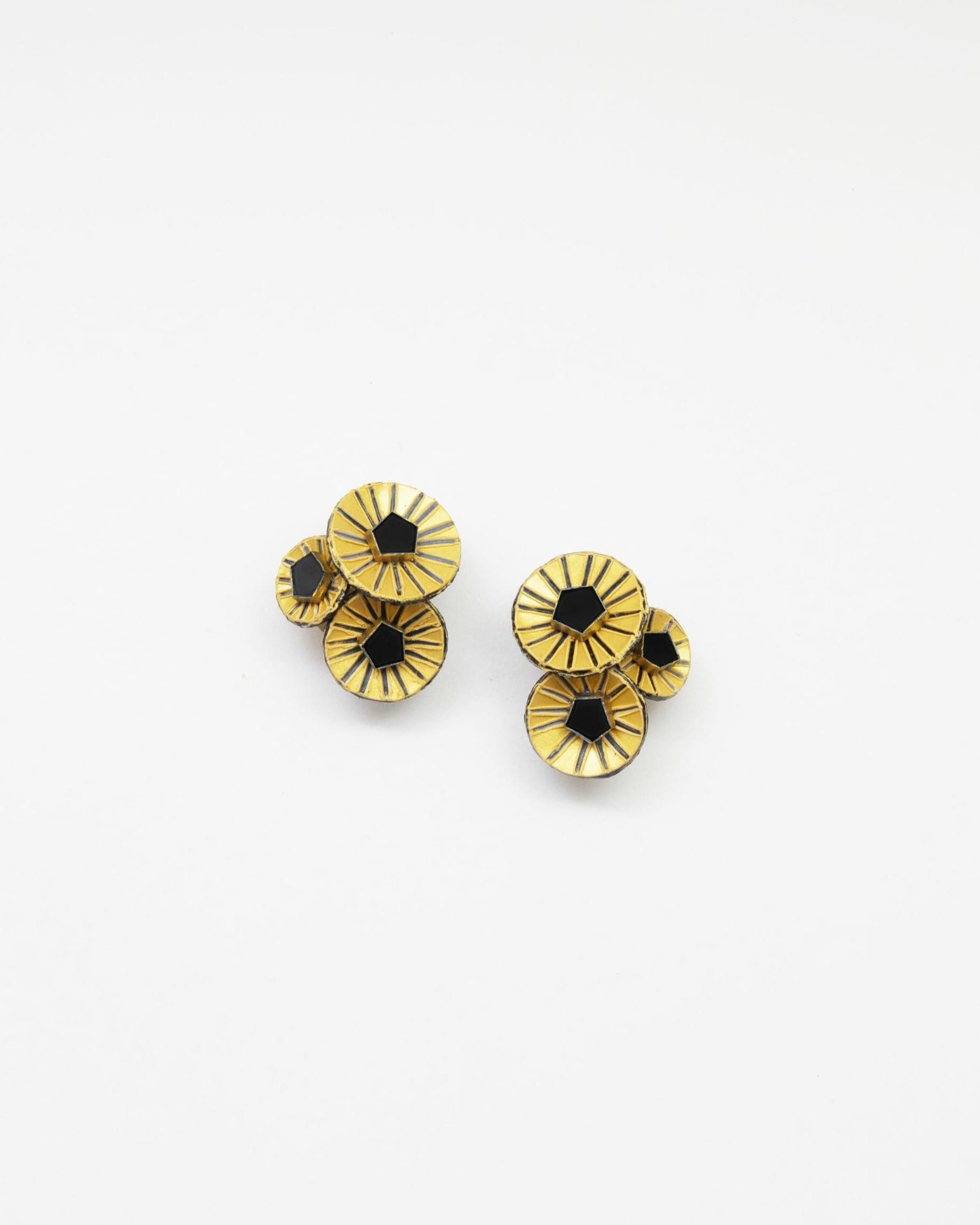 Minis boucles d'oreilles clips graphiques noires et dorées