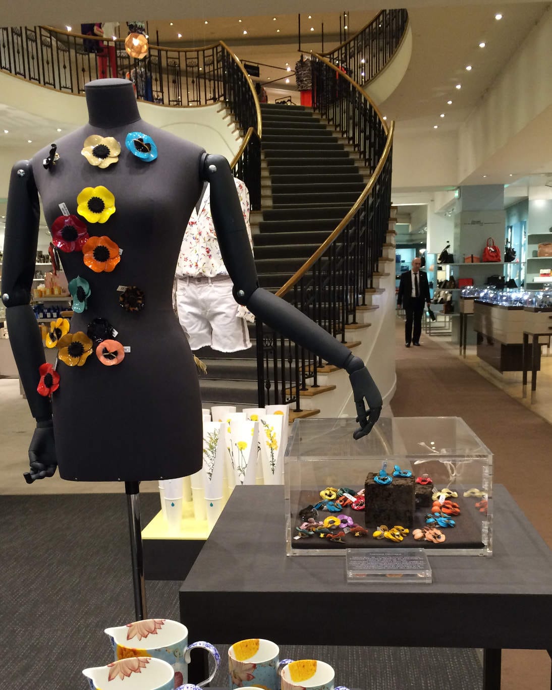 Nos bijoux présents dans un magasin avec nos broches Anémone et Pensée ainsi que nos petites boucles d'oreilles des mêmes modèles.