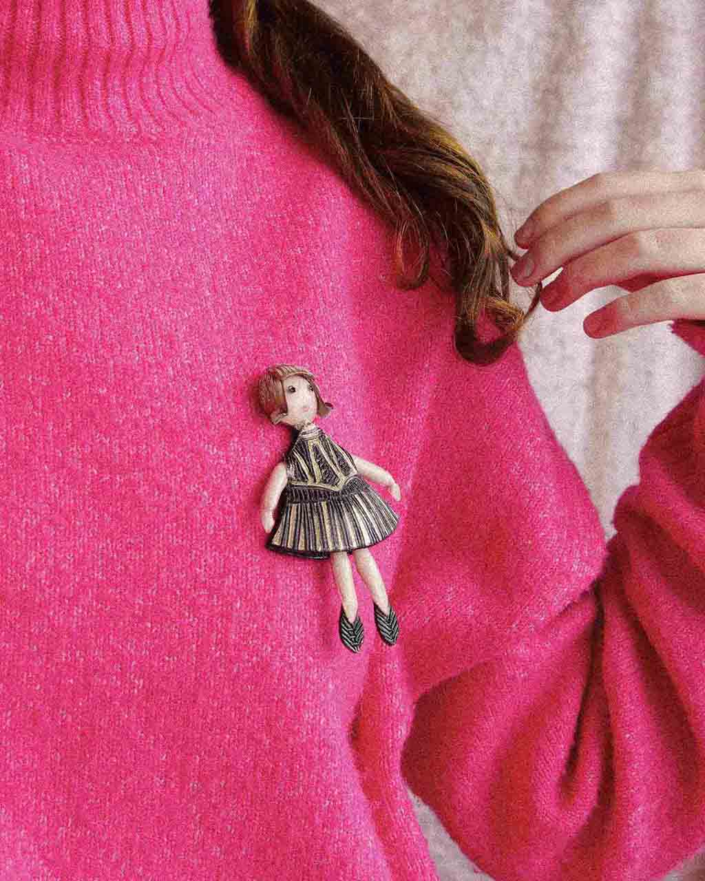 Femme portant une broche bijou de magasin fantaisie