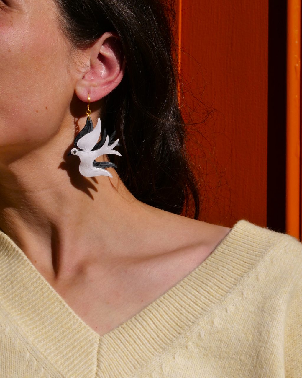 all-groups les mini creoles fantaisie Cabourg blanches sont portées par une femme