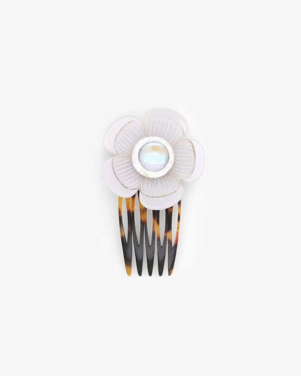 le blanc est la couleur qui passe partout, elle est ici sur un accessoire pour cheveux original, notre peigne Mona Ciléa