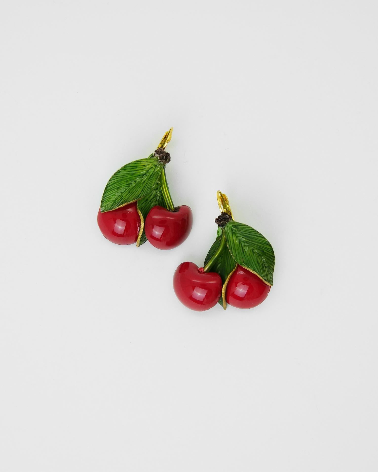 Boucles d'oreilles rouges cerises avec feuilles
