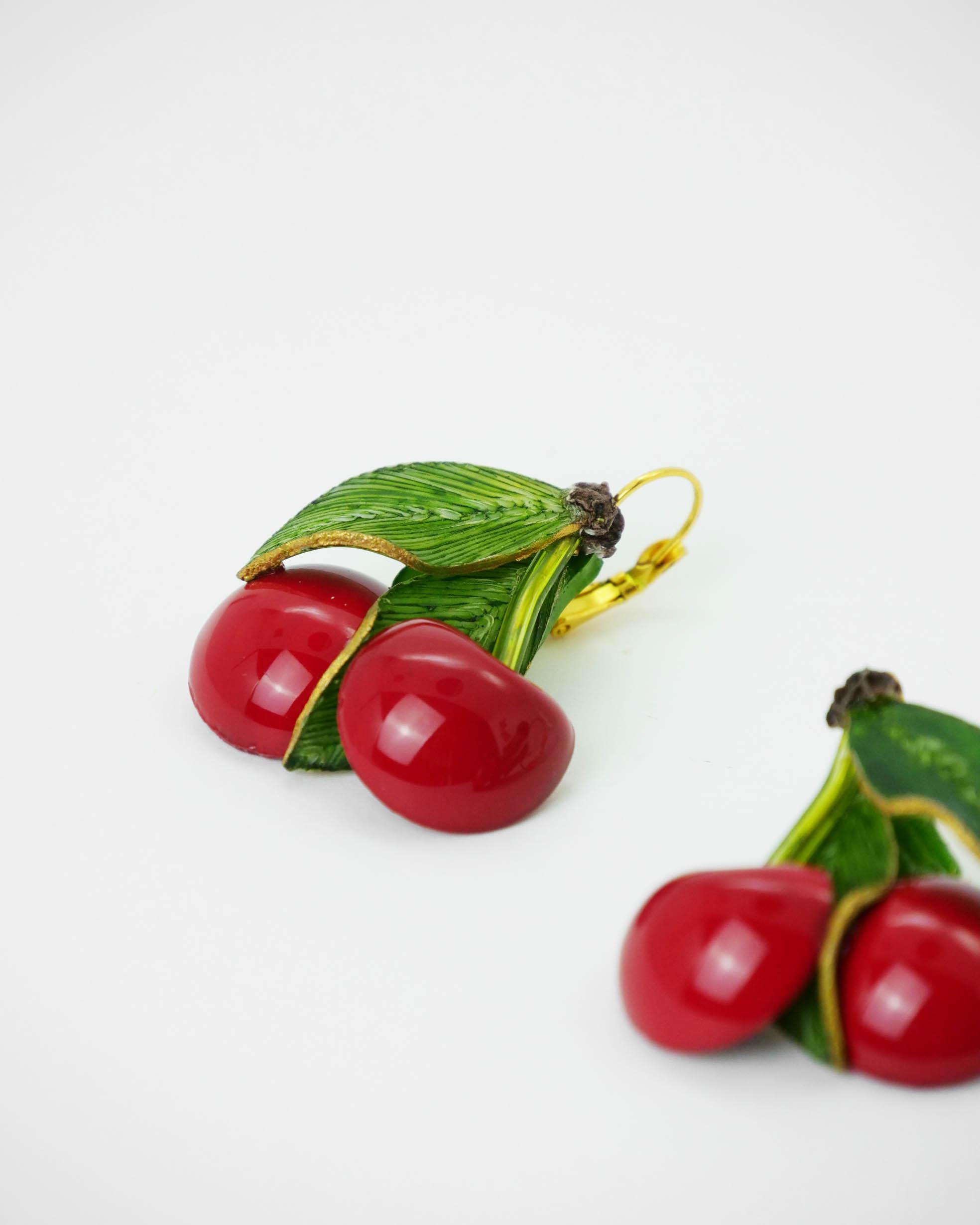 Boucles d'oreilles rouges cerises avec feuilles