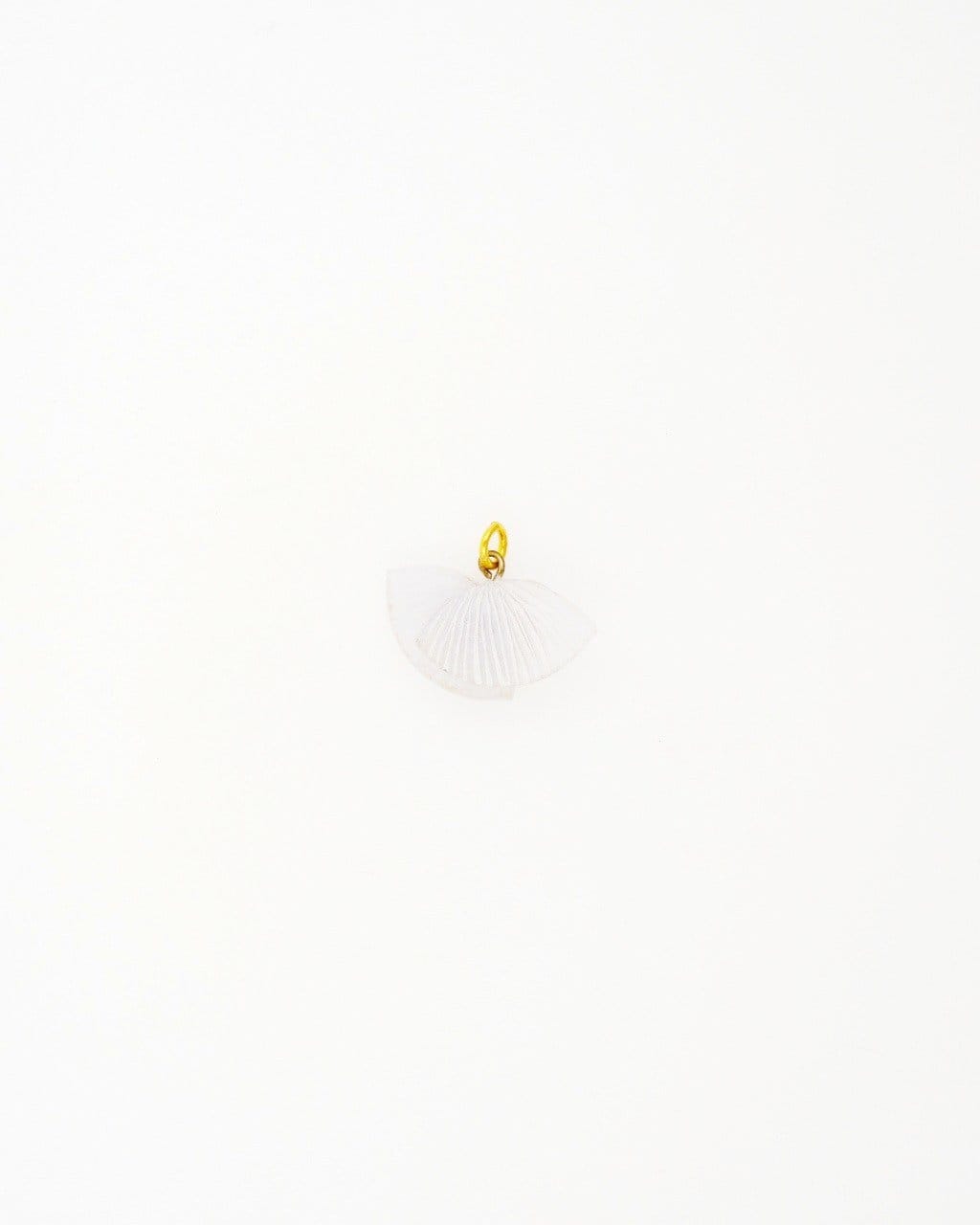 Bijou fantaisie de qualité blanc, le pendentif Ebisu signé Ciléa Paris se marie avec chacune de vos tenues.