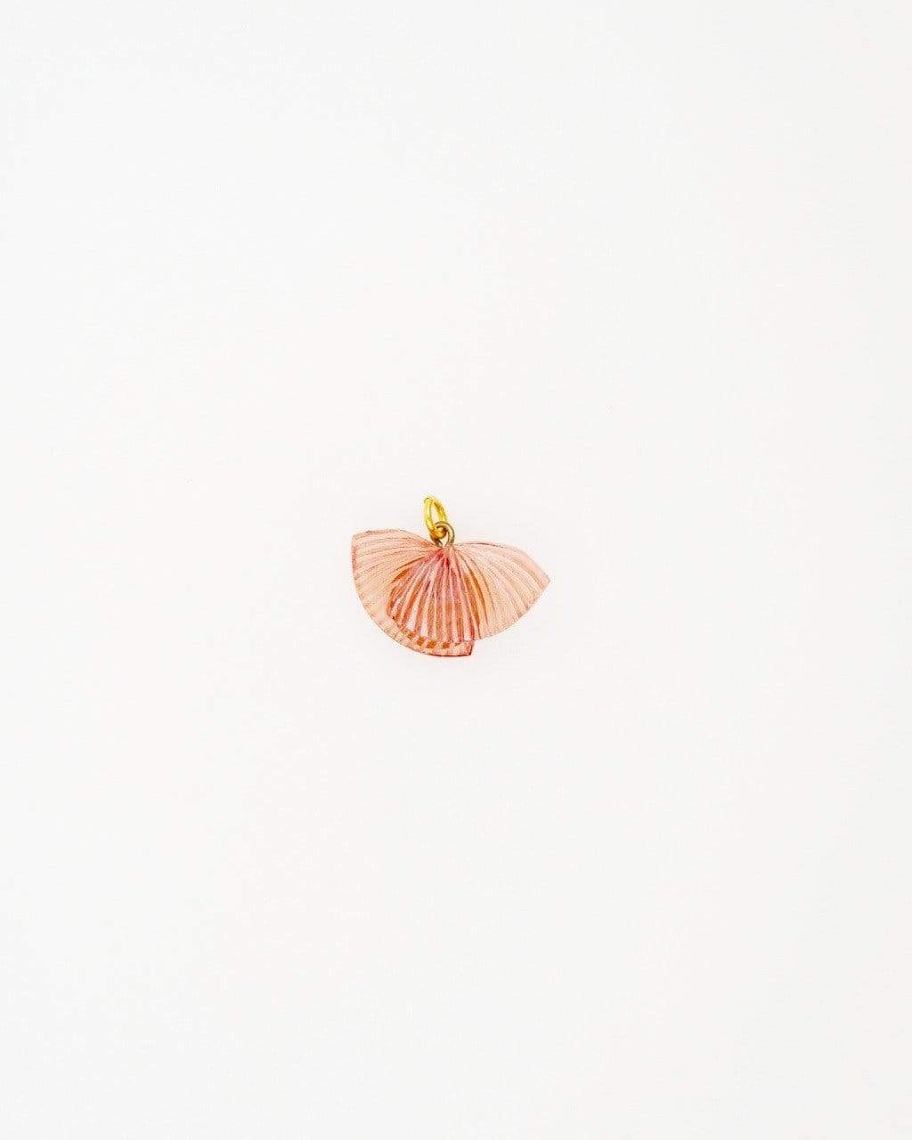 Chaque bijou fantaisie de qualité Ciléa Paris est unique grâce à son matériau exclusif, l'Emaline. C'est le cas du pendentif Ebisu corail seul.