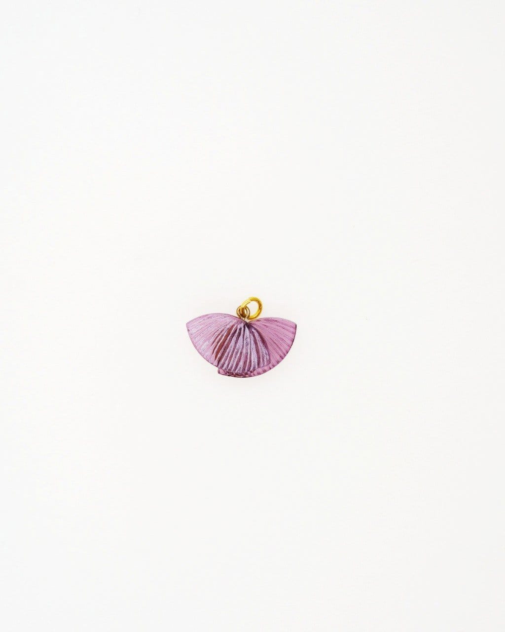 Ce bijou de qualité Ebisu est un pendentif coloré conçu par les artisans Ciléa Paris à Rennes.
