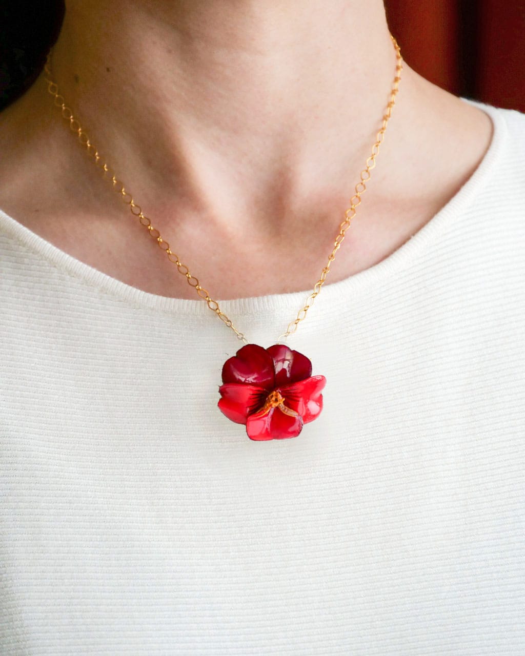 all-groups ce pendentif collier Pensée viola est un accessoire tendance pour l'été, à ne pas louper