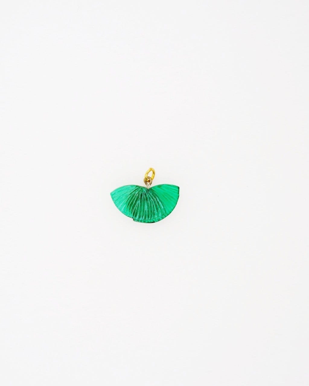 Ce bijou fantaisie de qualité est le pendentif unique vert Ebisu seul à accrocher à une chaîne.