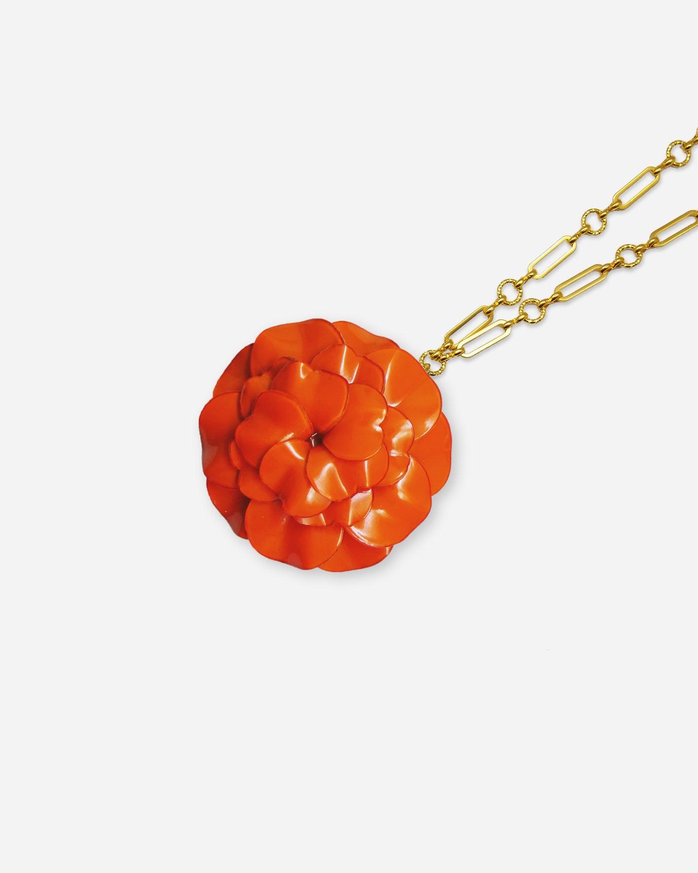 Grand pendentif original couleur orange avec chaine