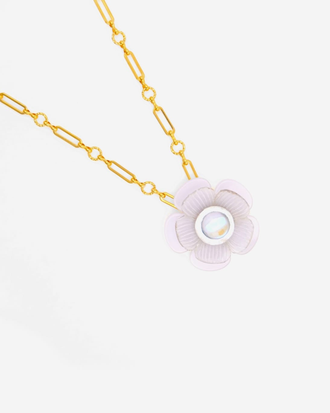 Ce pendentif Mona est un collier fleur blanche fait à la main en France, accompagné de sa chaîne dorée Ciléa Paris.