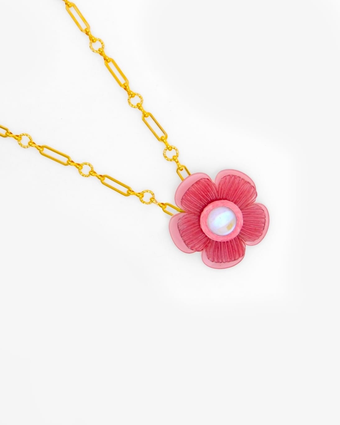 Ce pendentif Mona rose a obtenu sa teinte grâce à la réalisation d'un savoir-faire minutieux de nos artisans bijoutiers Ciléa Paris afin de confectionner ce collier fleur unique.