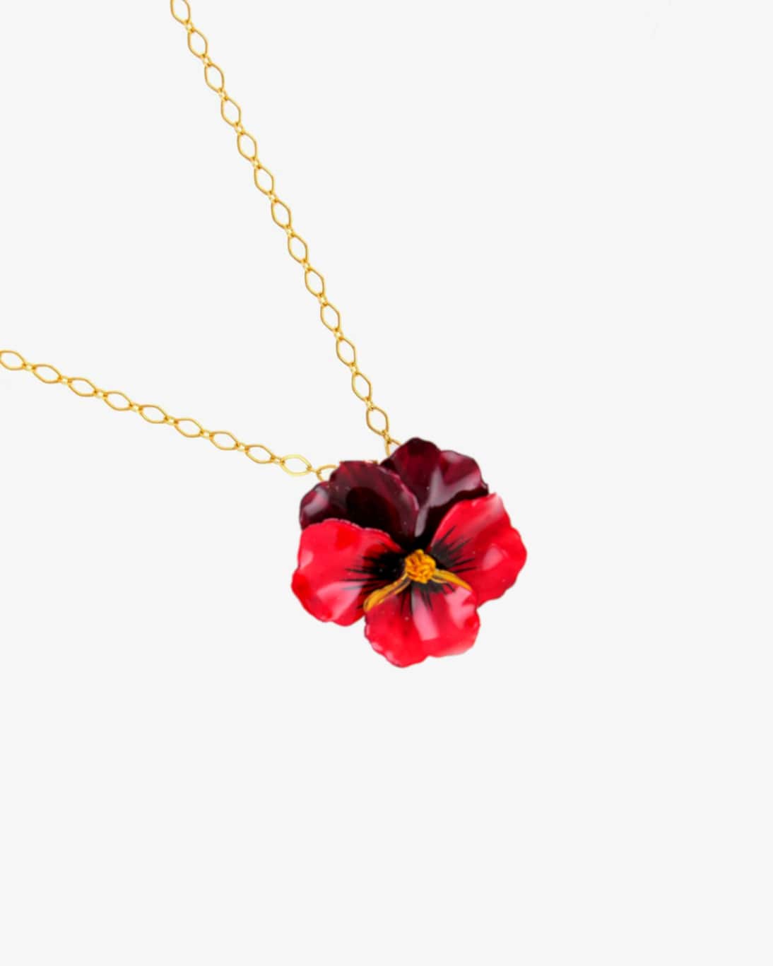 Chaque cadeau à offrir un bijou à une femme est un choix difficile mais chez Ciléa Paris, optez pour le pendentif Pensée Viola rouge et sa chaîne dorée.