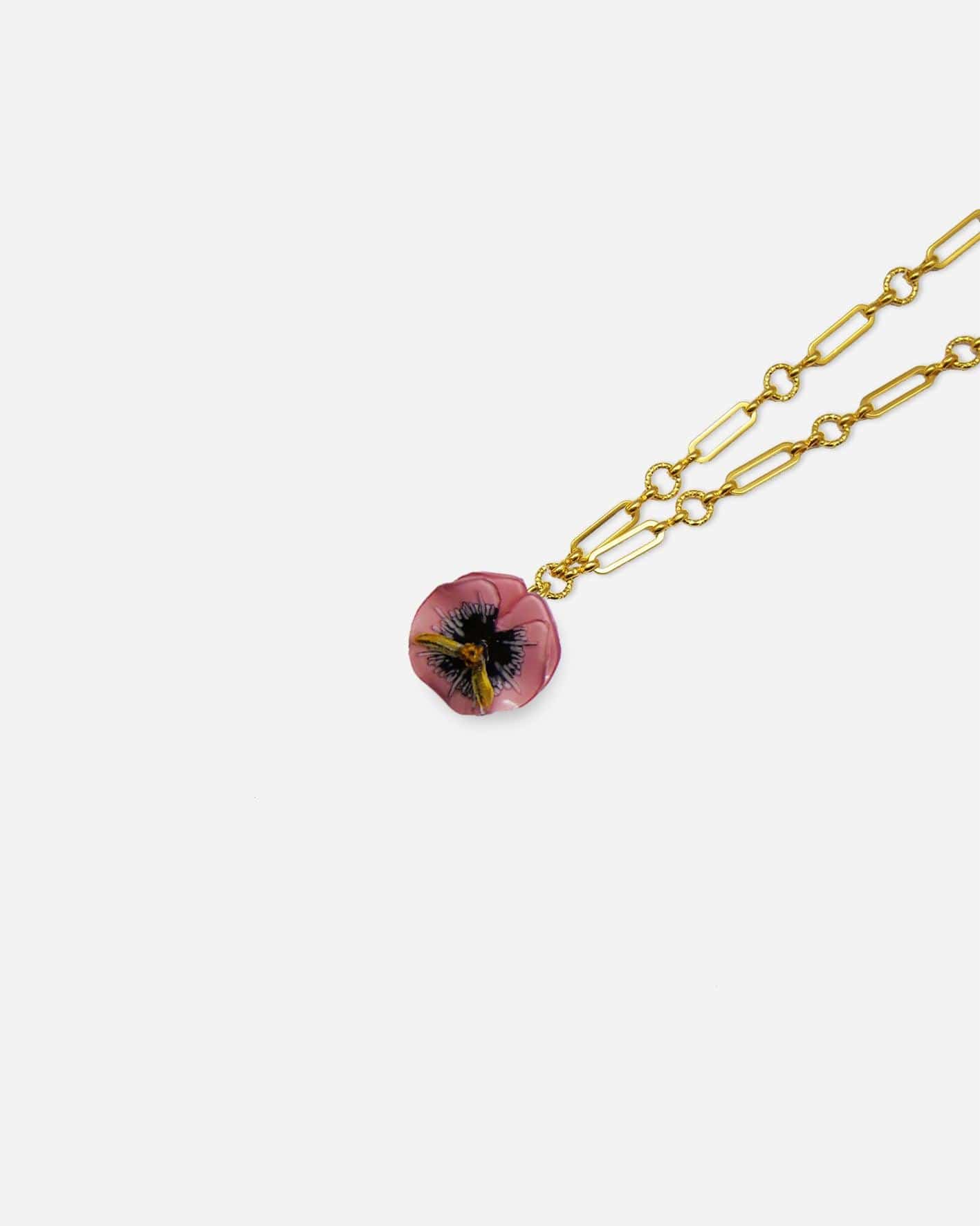 Pendentif femme original rose avec une chaine