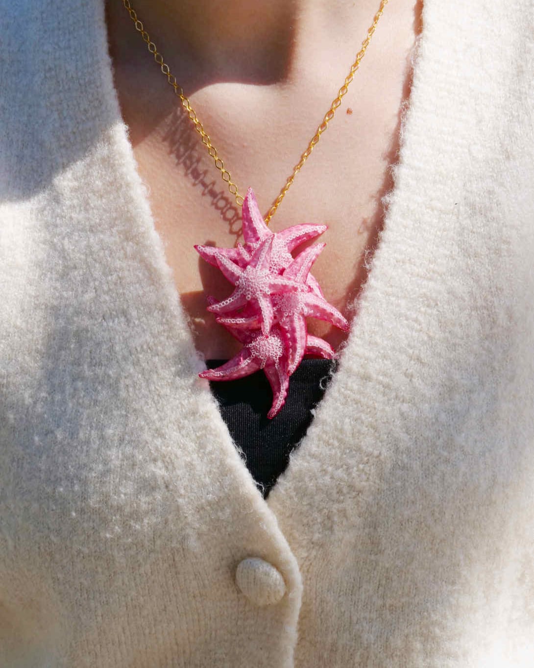 all-groups broche étoile de mer plage rose portée en pendentif