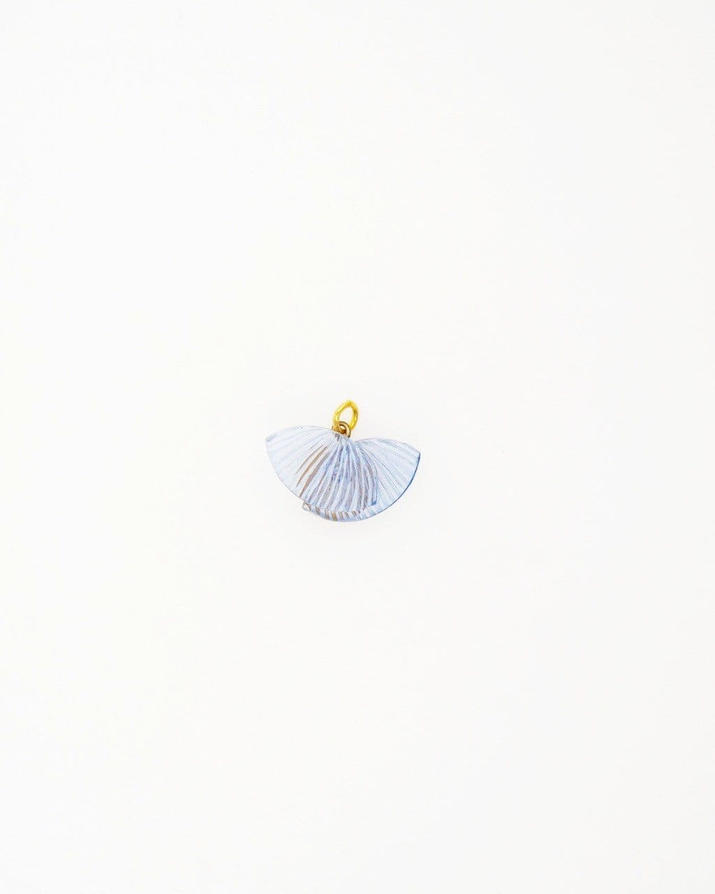 Ce pendentif Ebisu est un bijou fantaisie de qualité unique signé Ciléa Paris, avec des nuances uniques fabriquées à Rennes.