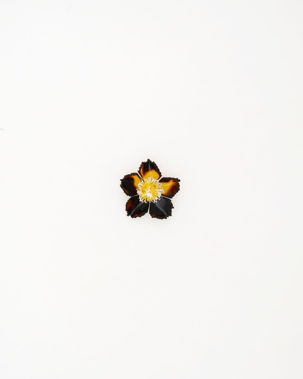 Le motif du moment, le léopard, s'est trouvé une place sur le pendentif Tuba représentant une fleur du Japon.