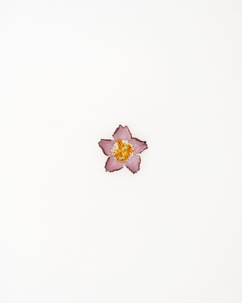 Le pendentif Tuba rose apporte une touche de douceur à votre quotidien grâce à Ciléa Paris.