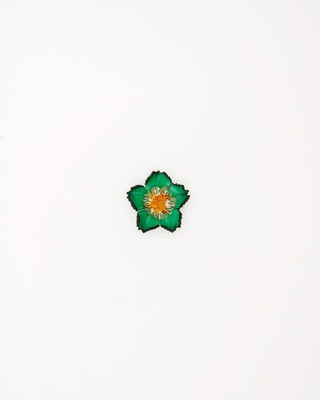 Le pendentif vert Tuba représente une célèbre fleur japonaise confectionnée à la main, signée Ciléa Paris.